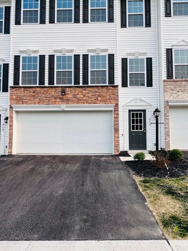 715 Ravenshire Ct in Moon Township, PA - Building Photo - Building Photo