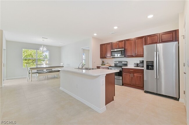 1009 Jacaranda Pkwy E in Cape Coral, FL - Building Photo - Building Photo