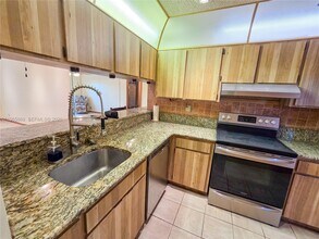 8044 NW 41 Ct in Sunrise, FL - Building Photo - Building Photo