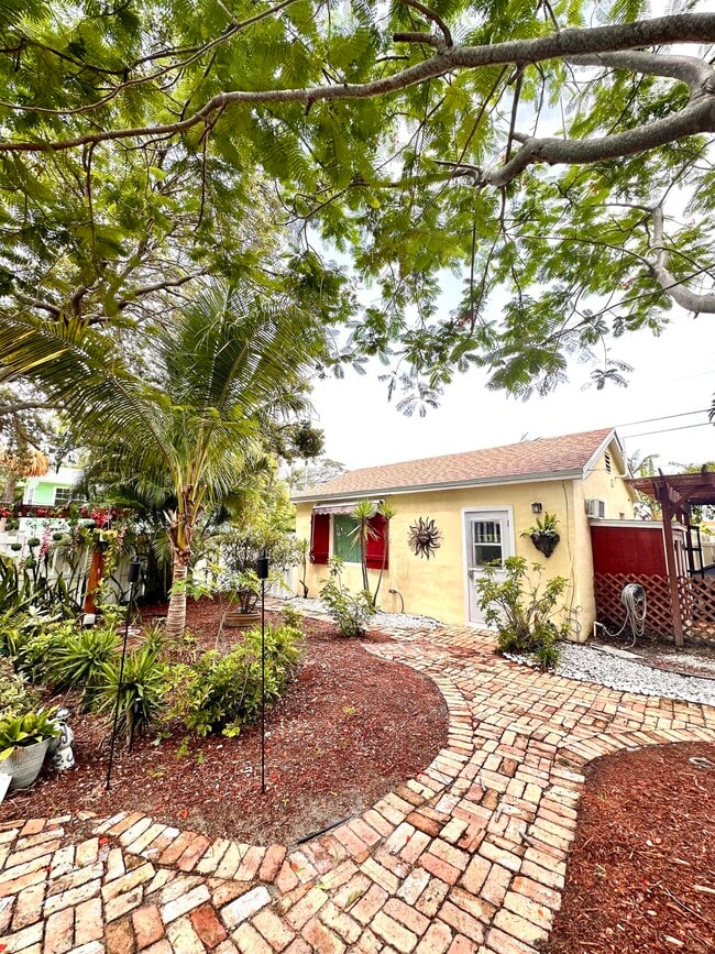 303 N Lakeside Dr in Lake Worth Beach, FL - Building Photo - Building Photo