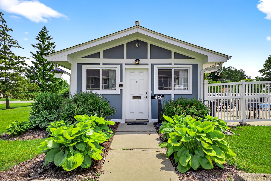 Camelot Apartments in Kenosha, WI - Building Photo