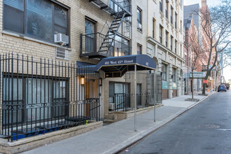 402 W 45th St in New York, NY - Building Photo - Building Photo