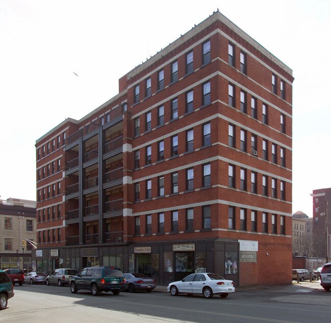 Veterans Park Apartments in Holyoke, MA - Foto de edificio - Building Photo