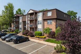 Green Plaza in Iselin, NJ - Building Photo