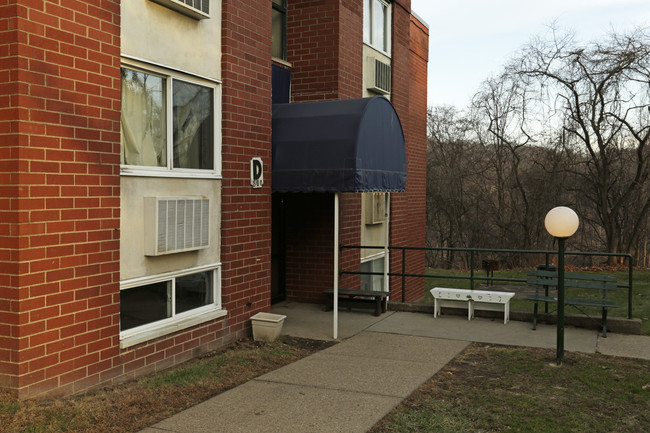 Pine Cone Village in Baden, PA - Foto de edificio - Building Photo