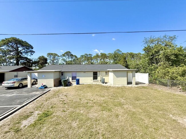 7071 Bee Ridge Rd in Sarasota, FL - Foto de edificio - Building Photo