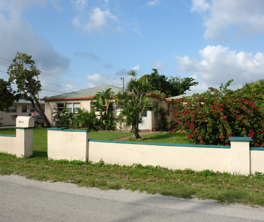 5411 Ravenswood Rd in Dania Beach, FL - Building Photo