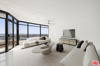 4267 Marina City Dr in Marina Del Rey, CA - Foto de edificio - Building Photo