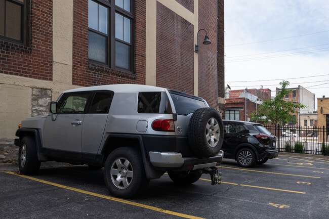 523 Grand Blvd, Unit 1B in Kansas City, MO - Foto de edificio - Building Photo