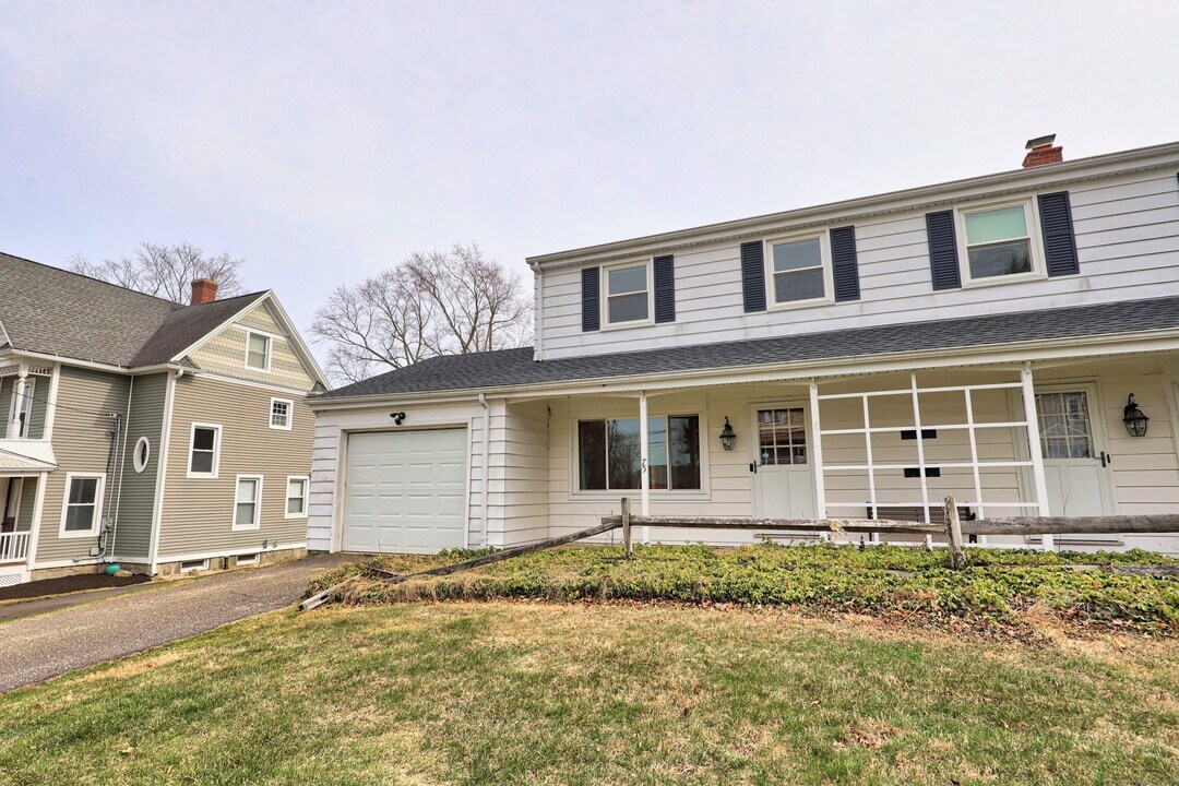 75 Highland Ave in Watertown, CT - Foto de edificio