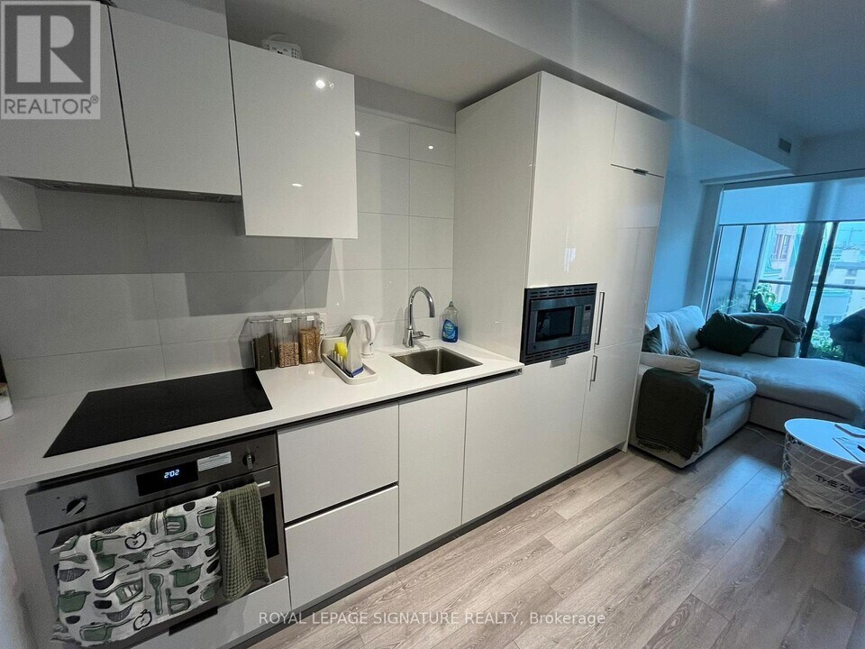121-1121 St Patrick St in Toronto, ON - Building Photo