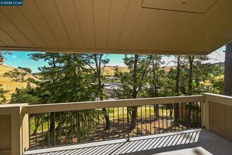 2075 Ascot Dr in Moraga, CA - Building Photo - Building Photo