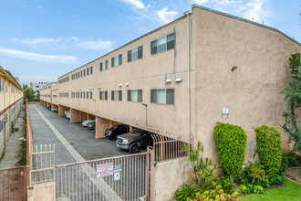 7924 Woodman Ave in Panorama City, CA - Building Photo - Building Photo