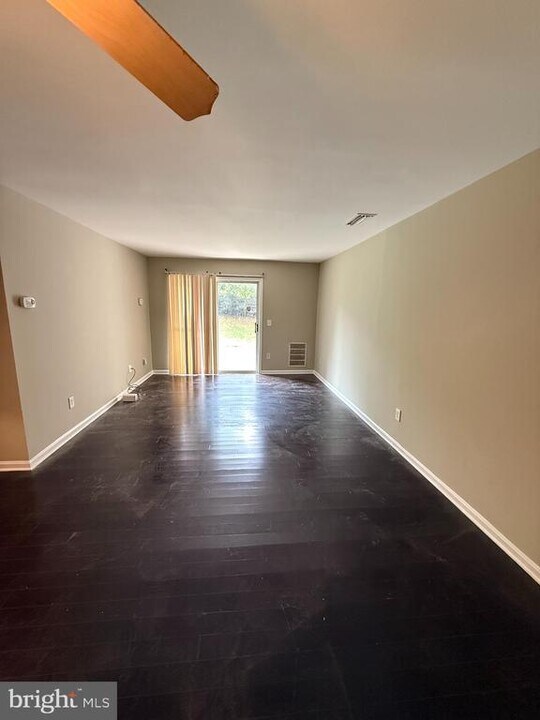 14807 Rydell Rd in Centreville, VA - Foto de edificio