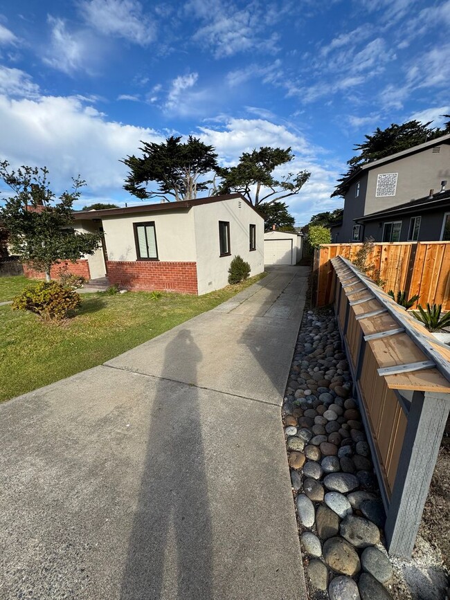 1054 Ripple Ave in Pacific Grove, CA - Building Photo - Building Photo