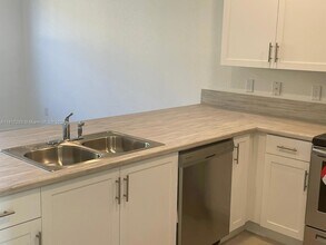 805 NE 211th St in North Miami Beach, FL - Building Photo - Building Photo