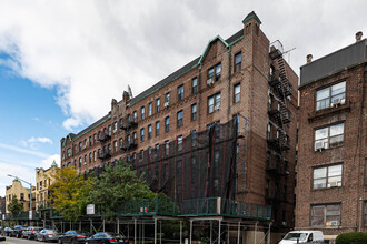 119-37 Metropolitan Ave in Kew Gardens, NY - Building Photo - Building Photo