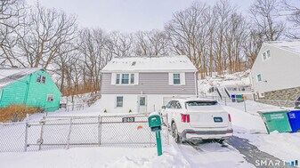 243 Sunshine Cir in Bridgeport, CT - Building Photo