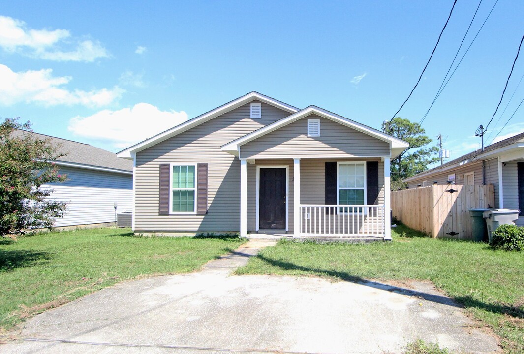 2132 Ledbetter Ln in Pensacola, FL - Building Photo