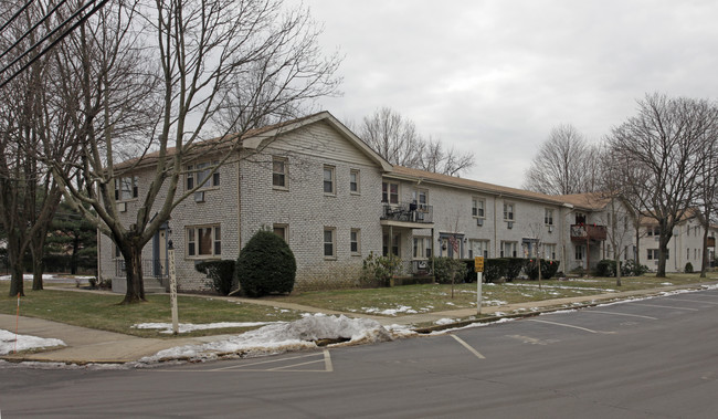 Woodlands Apartment Corporation in Islip, NY - Foto de edificio - Building Photo