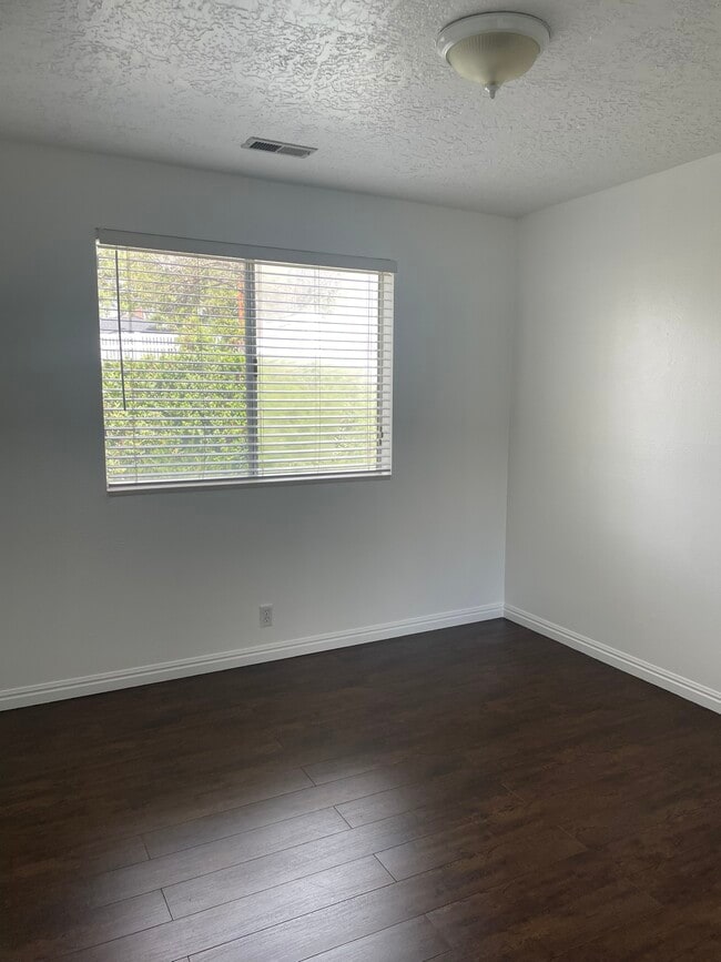 1044 E Quail Park Dr in Millcreek, UT - Foto de edificio - Building Photo