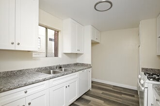 Torrance Courtyard Apartments in Torrance, CA - Foto de edificio - Building Photo