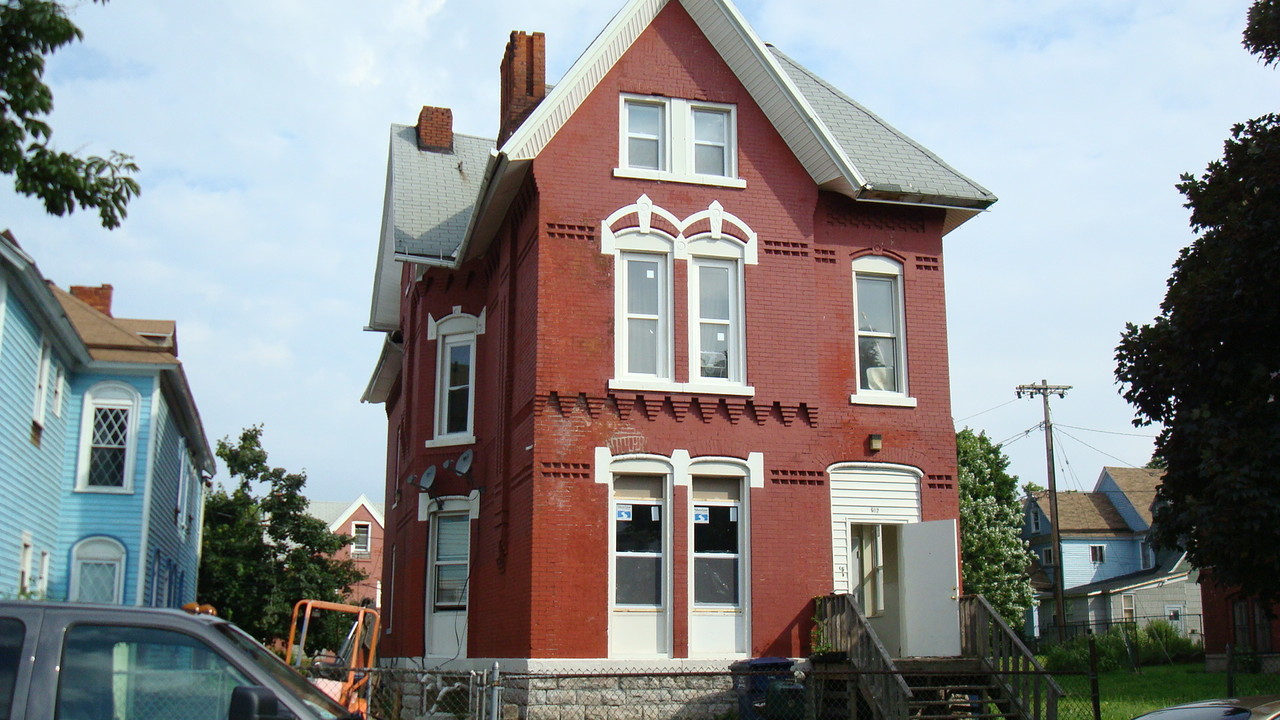 216 Hudson St in Buffalo, NY - Building Photo