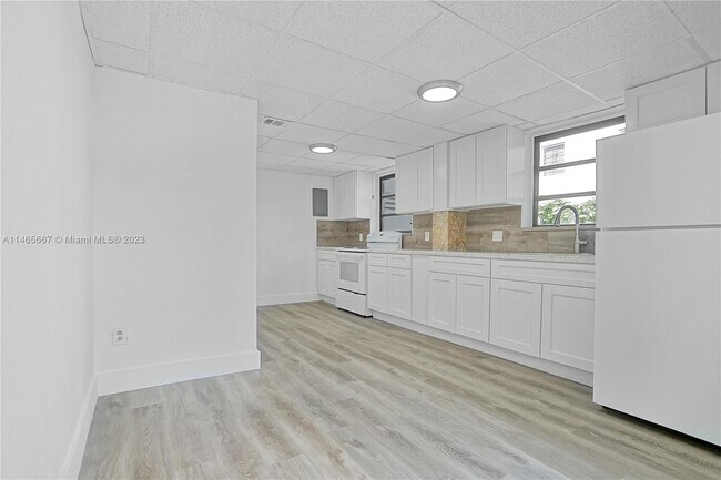 3041 NW 15th St-Unit -3041 in Miami, FL - Foto de edificio - Building Photo