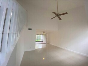 654 Woodgate Cir in Sunrise, FL - Building Photo - Building Photo