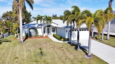 2215 SE 9th Terrace in Cape Coral, FL - Foto de edificio - Building Photo