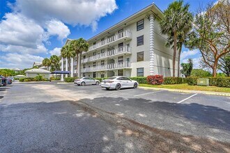 1703 Whitehall Dr in Davie, FL - Building Photo - Building Photo