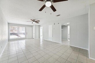4021 Briar Hollow Dr-Unit -1 in Dickinson, TX - Building Photo - Building Photo