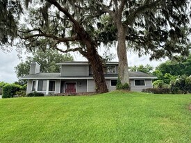 6804 Lake View Dr in Yalaha, FL - Building Photo