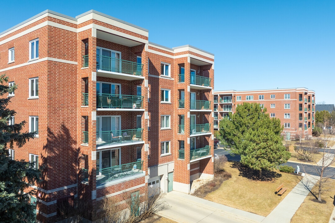 River’s Edge Condominiums in Chicago, IL - Building Photo