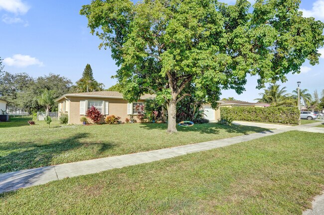 22335 Boulder St in Boca Raton, FL - Building Photo - Building Photo