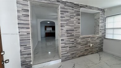 2731 NW 100th St in Miami, FL - Building Photo - Building Photo