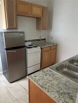 1927 Arthur St in Hollywood, FL - Building Photo