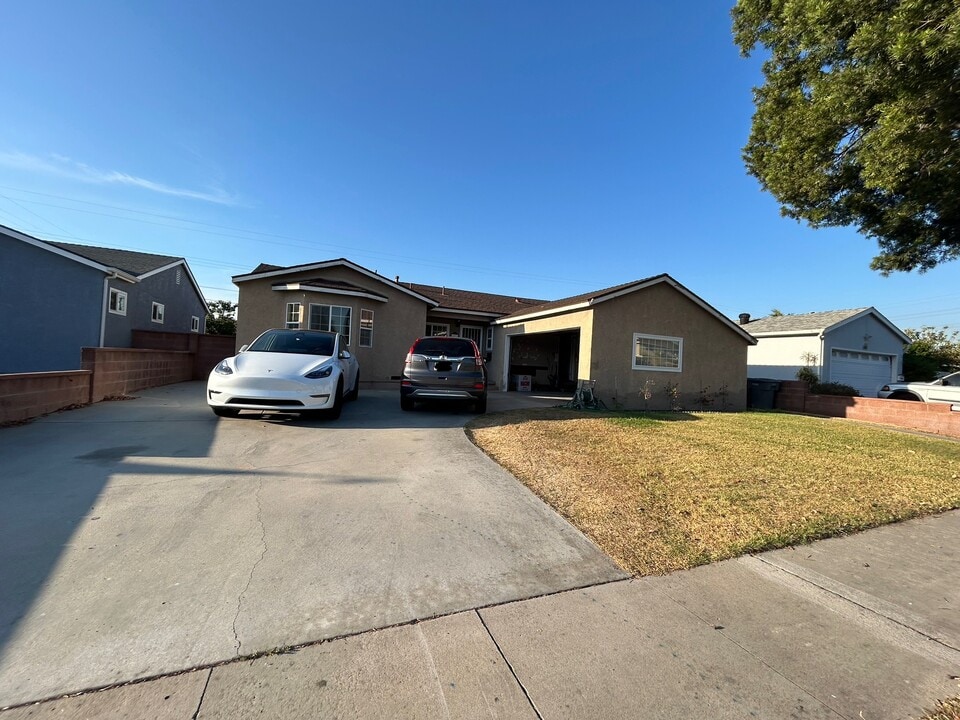 8591 Crescent Ave in Buena Park, CA - Building Photo