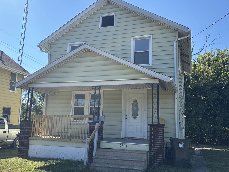 2504 Navarre Rd SW in Canton, OH - Building Photo