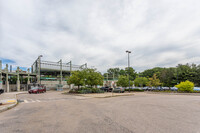 Station at Riverside in Newton, MA - Foto de edificio - Building Photo