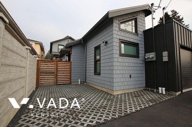 2060 W 44th Ave in Vancouver, BC - Building Photo - Building Photo