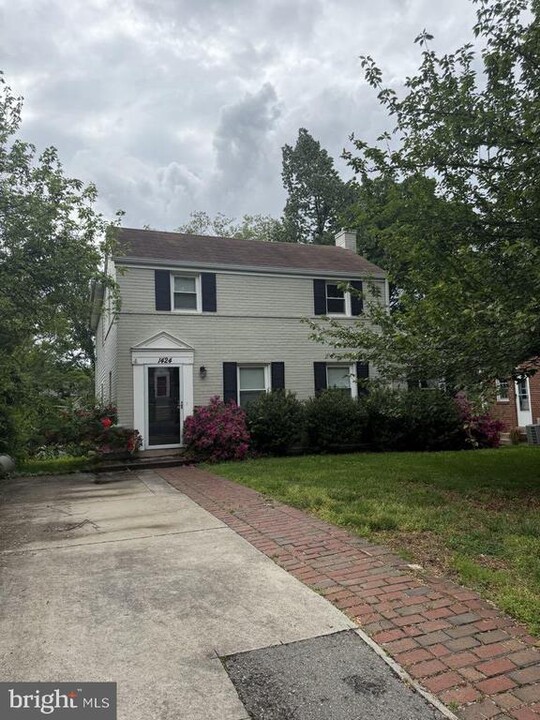 1424 N Longfellow St in Arlington, VA - Building Photo