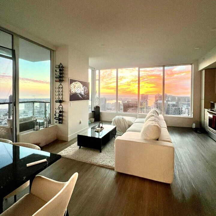 702 Broadway in San Diego, CA - Building Photo