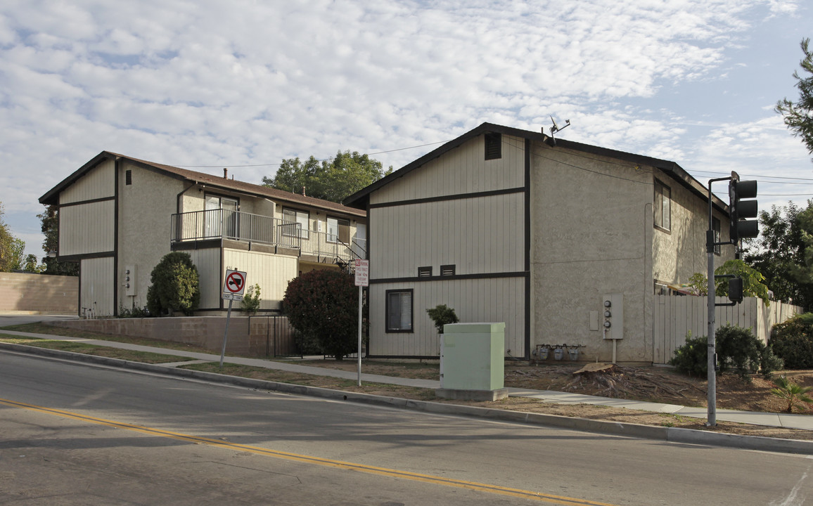 451 W Lambert Rd in La Habra, CA - Foto de edificio