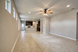 215 Kellys Heroes Way in Jarrell, TX - Foto de edificio - Building Photo