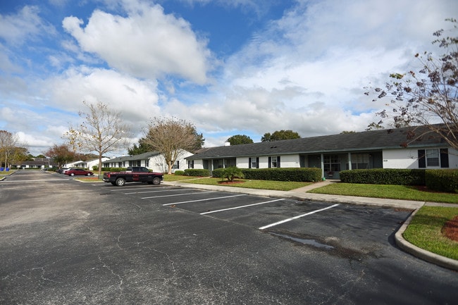 Crystalwood Apartments in Lakeland, FL - Foto de edificio - Building Photo
