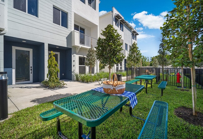 The Addison in Palmetto Bay | Townhomes in Palmetto Bay, FL - Foto de edificio - Building Photo