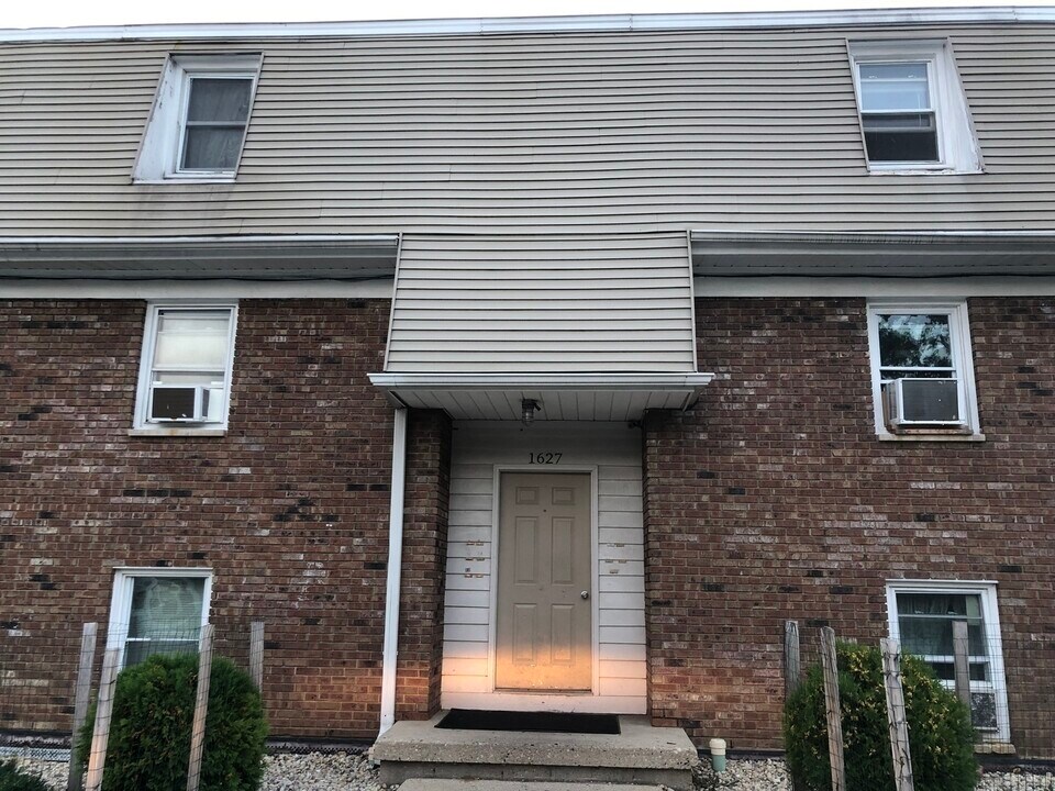 1627 Woodbine Dr-Unit -12 in Round Lake Beach, IL - Building Photo