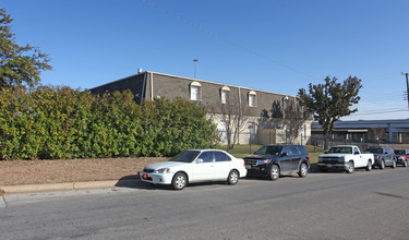 La Chateau Plaza in Fort Worth, TX - Building Photo - Building Photo