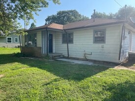 100 Lane in Potomac, IL - Building Photo